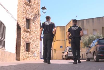 Guàrdies municipals patrullant per Santa Oliva. Eix